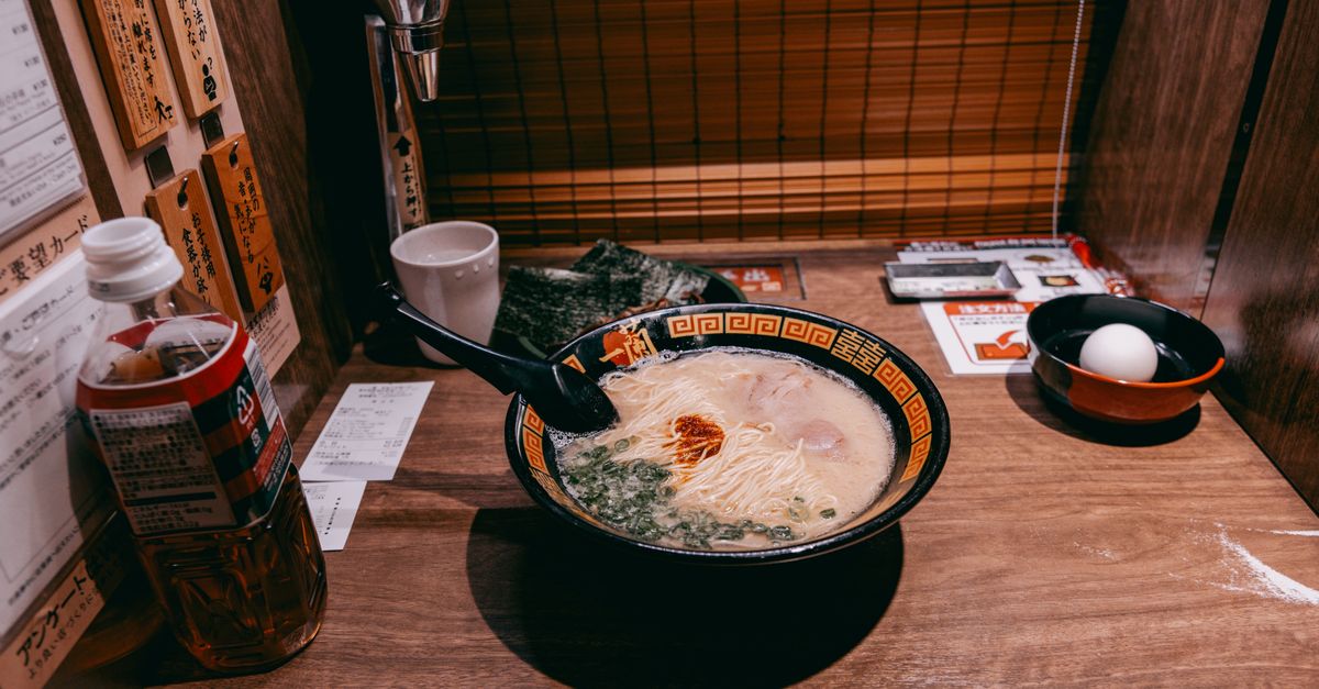 Un bol de ramen humeante en una cabina privada, típico de los locales económicos de Tokio.