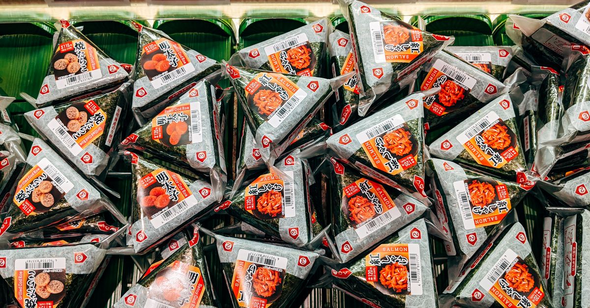 Triángulos de arroz onigiri japoneses envasados en la estantería de una tienda